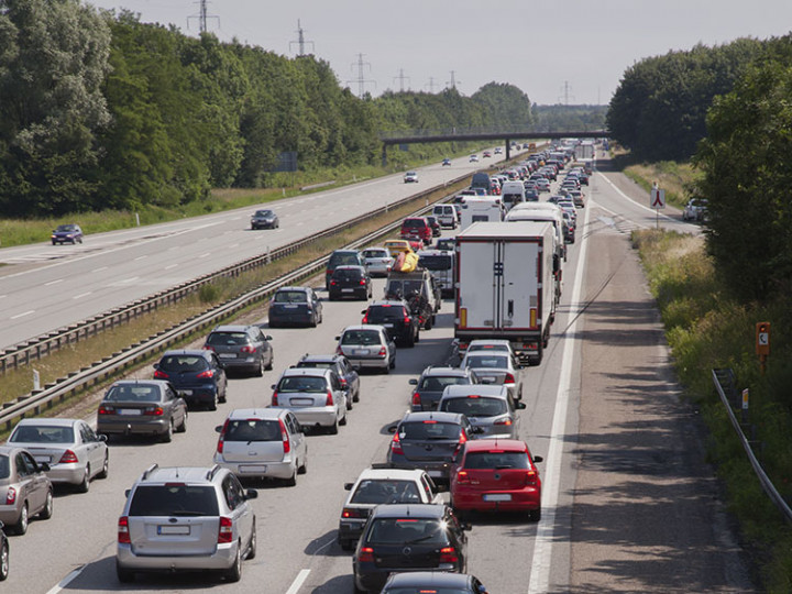Fremtidens grønne transport består også af biltrafik, og derfor skal vi sikre bedre veje, der harmonerer med den grønne omstilling.