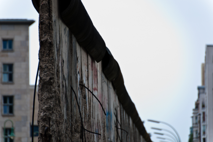 Her kan du læse om Berlinmurens fald 1989.