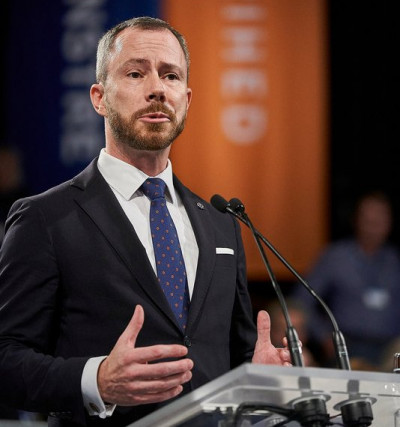 Taler Lars Løkke Rasmussen på talerstolen
